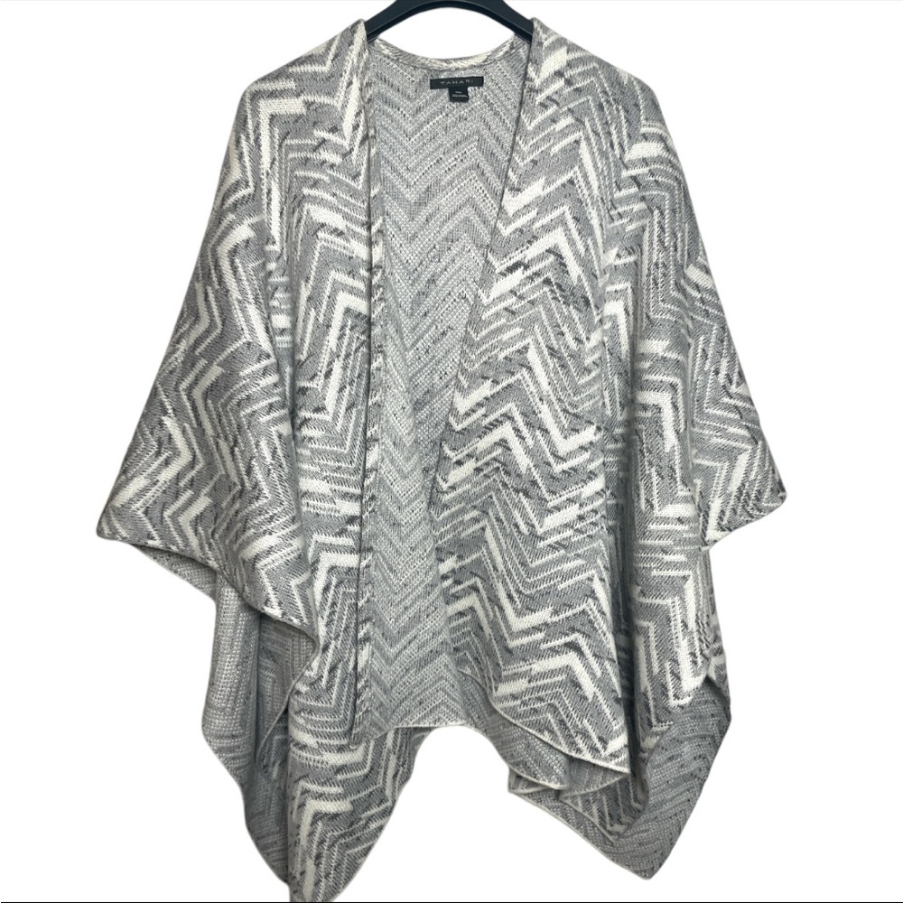 Tahari Sweater Shawl Wrap women’s OSFA Heavyweight Gray Geometric Pattern poncho